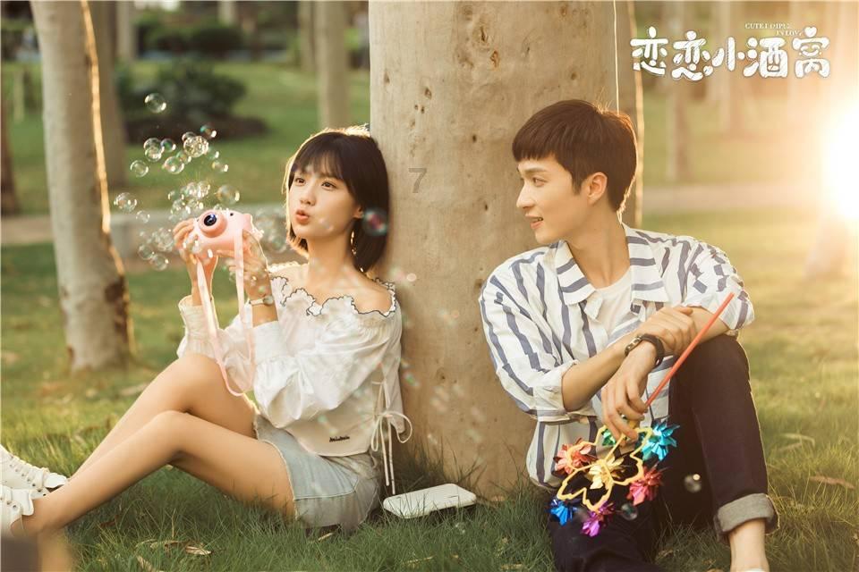 粉色包臀裙搭配斜肩蕾丝衫，彰显时尚大方简约之美，这样的穿着你喜欢吗？游戏画面