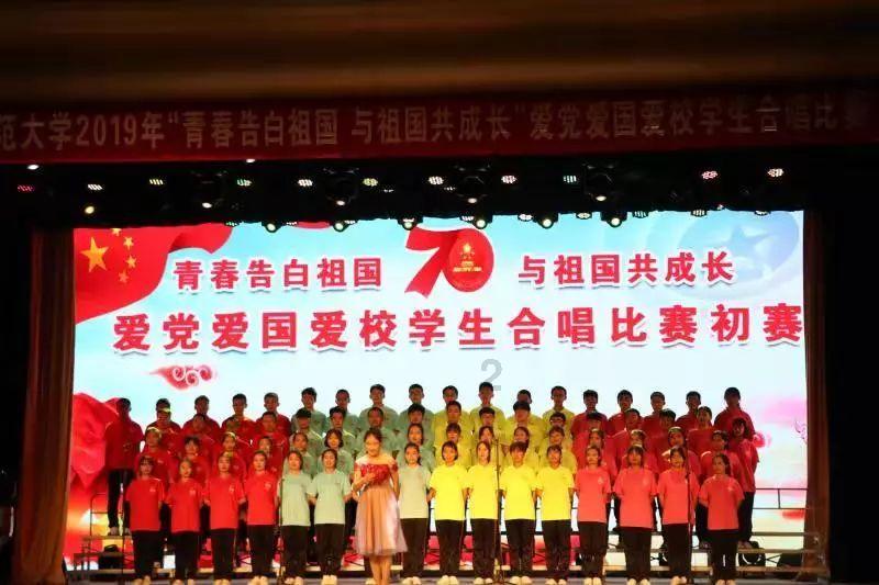 粉色包臀裙搭配斜肩蕾丝衫，彰显时尚大方简约之美，这样的穿着你喜欢吗？游戏画面