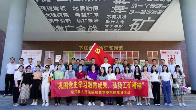 老人乘扶梯不慎摔倒，身后女子迅速上前拼尽全力撑住